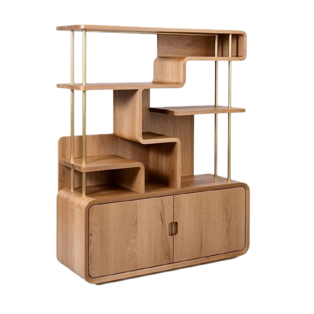 Moderne houten boekenkast met unieke geometrische indeling en opbergruimte.