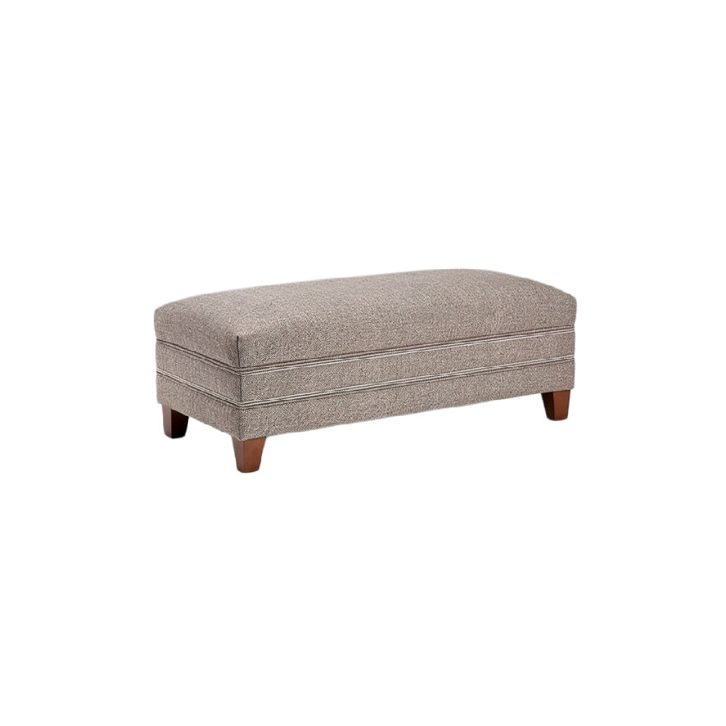 Moderne stoffen poef met houten poten