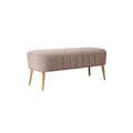 Eenvoudige, moderne bank met houten poten en een gestreepte stof in neutrale kleur.